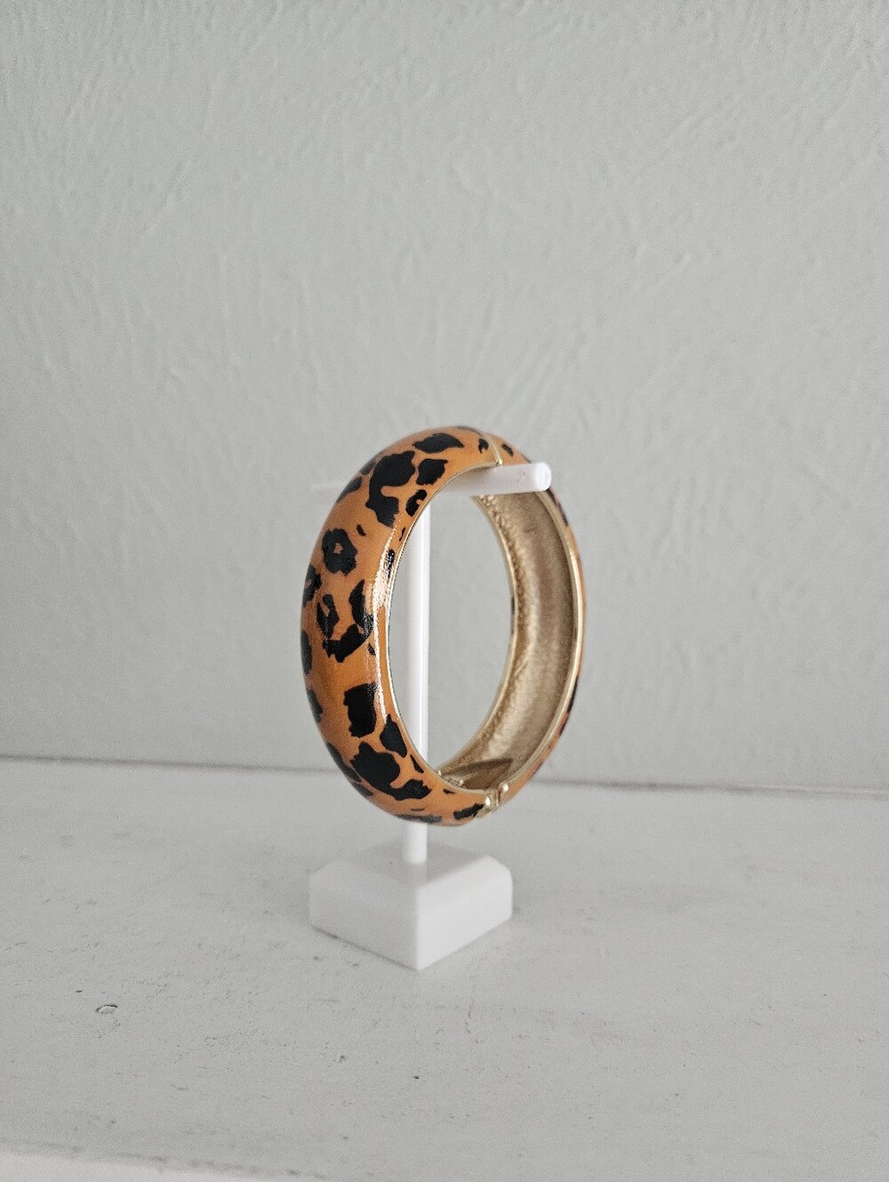 NWOT Piper K Leopard Print Hinged Bangle Bracelet